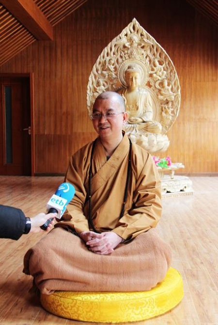 Pháp Sư Học Thành trả lời phỏng vấn Đài truyền hình.