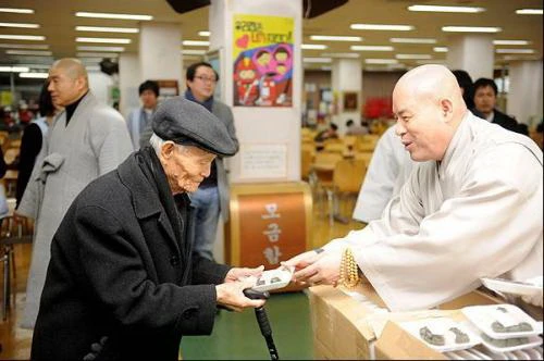 Tổng Thư Ký Phật giáo Hàn quốc phục vụ bữa ăn cho người cao tuổi ảnh 3 TK 2.jpg