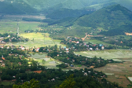 Tượng đài Thánh Gióng được đặt trên đỉnh Đá Chồng của núi Sóc, nơi tương truyền Thánh Gióng đã về trời sau khi đánh đuổi giặc xâm lăng. Từ đỉnh núi, có thể phóng tầm mắt ra xa để cảm nhận sự hùng vĩ của hình thế địa lý cũng như vẻ đẹp thiên nhiên trên vùng đất lịch sử. Khu di tích đền Sóc ẩn sau những tán cây rậm rạp. Nằm ở khu vực núi Sóc, khu di tích được xây dựng từ thời vua Lê Đại Hành làm nơi thờ đức Thánh Gióng. Một góc thơ mộng của hồ Đền Sóc, một hồ lớn nằm canh khu di tích đền Sóc. Những cánh đồng thẳng cánh cò bay của xã Phù Linh trải ra ngút ngát tầm mắt. Khung cảnh thôn quê mộc mạc được điểm xuyết bởi các thôn xóm. Một ngôi làng trù phú hiện ra với tháp chuông nhà thờ và con đường làng ẩn hiện. Học viện Phật giáo Việt Nam nằm bên con đường khang trang dẫn về Thủ đô. Khung cảnh quen thuộc của xã Nam Sơn với một quả đồi tròn như mai rùa nằm gần hồ Tân Bình. Xa xa sau rặng núi Sóc, các xóm làng nằm trải dài trên vùng đất bằng phẳng, màu