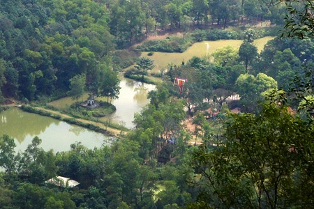 Tượng đài Thánh Gióng được đặt trên đỉnh Đá Chồng của núi Sóc, nơi tương truyền Thánh Gióng đã về trời sau khi đánh đuổi giặc xâm lăng. Từ đỉnh núi, có thể phóng tầm mắt ra xa để cảm nhận sự hùng vĩ của hình thế địa lý cũng như vẻ đẹp thiên nhiên trên vùng đất lịch sử. Khu di tích đền Sóc ẩn sau những tán cây rậm rạp. Nằm ở khu vực núi Sóc, khu di tích được xây dựng từ thời vua Lê Đại Hành làm nơi thờ đức Thánh Gióng. Một góc thơ mộng của hồ Đền Sóc, một hồ lớn nằm canh khu di tích đền Sóc. Những cánh đồng thẳng cánh cò bay của xã Phù Linh trải ra ngút ngát tầm mắt. Khung cảnh thôn quê mộc mạc được điểm xuyết bởi các thôn xóm. Một ngôi làng trù phú hiện ra với tháp chuông nhà thờ và con đường làng ẩn hiện. Học viện Phật giáo Việt Nam nằm bên con đường khang trang dẫn về Thủ đô. Khung cảnh quen thuộc của xã Nam Sơn với một quả đồi tròn như mai rùa nằm gần hồ Tân Bình. Xa xa sau rặng núi Sóc, các xóm làng nằm trải dài trên vùng đất bằng phẳng, màu