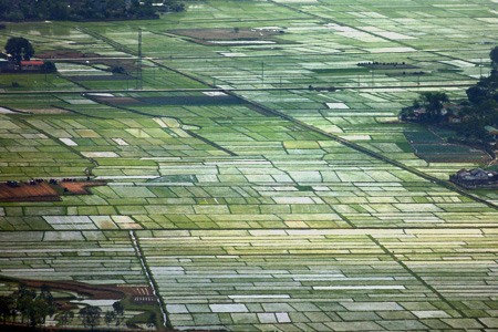 Tượng đài Thánh Gióng được đặt trên đỉnh Đá Chồng của núi Sóc, nơi tương truyền Thánh Gióng đã về trời sau khi đánh đuổi giặc xâm lăng. Từ đỉnh núi, có thể phóng tầm mắt ra xa để cảm nhận sự hùng vĩ của hình thế địa lý cũng như vẻ đẹp thiên nhiên trên vùng đất lịch sử. Khu di tích đền Sóc ẩn sau những tán cây rậm rạp. Nằm ở khu vực núi Sóc, khu di tích được xây dựng từ thời vua Lê Đại Hành làm nơi thờ đức Thánh Gióng. Một góc thơ mộng của hồ Đền Sóc, một hồ lớn nằm canh khu di tích đền Sóc. Những cánh đồng thẳng cánh cò bay của xã Phù Linh trải ra ngút ngát tầm mắt. Khung cảnh thôn quê mộc mạc được điểm xuyết bởi các thôn xóm. Một ngôi làng trù phú hiện ra với tháp chuông nhà thờ và con đường làng ẩn hiện. Học viện Phật giáo Việt Nam nằm bên con đường khang trang dẫn về Thủ đô. Khung cảnh quen thuộc của xã Nam Sơn với một quả đồi tròn như mai rùa nằm gần hồ Tân Bình. Xa xa sau rặng núi Sóc, các xóm làng nằm trải dài trên vùng đất bằng phẳng, màu Tượng đài Thánh Gióng được đặt trên đỉnh Đá Chồng của núi Sóc, nơi tương truyền Thánh Gióng đã về trời sau khi đánh đuổi giặc xâm lăng. Từ đỉnh núi, có thể phóng tầm mắt ra xa để cảm nhận sự hùng vĩ của hình thế địa lý cũng như vẻ đẹp thiên nhiên trên vùng đất lịch sử. Khu di tích đền Sóc ẩn sau những tán cây rậm rạp. Nằm ở khu vực núi Sóc, khu di tích được xây dựng từ thời vua Lê Đại Hành làm nơi thờ đức Thánh Gióng. Một góc thơ mộng của hồ Đền Sóc, một hồ lớn nằm canh khu di tích đền Sóc. Những cánh đồng thẳng cánh cò bay của xã Phù Linh trải ra ngút ngát tầm mắt. Khung cảnh thôn quê mộc mạc được điểm xuyết bởi các thôn xóm. Một ngôi làng trù phú hiện ra với tháp chuông nhà thờ và con đường làng ẩn hiện. Học viện Phật giáo Việt Nam nằm bên con đường khang trang dẫn về Thủ đô. Khung cảnh quen thuộc của xã Nam Sơn với một quả đồi tròn như mai rùa nằm gần hồ Tân Bình. Xa xa sau rặng núi Sóc, các xóm làng nằm trải dài trên vùng đất bằng phẳng, màu