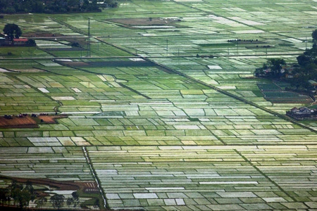 Tượng đài Thánh Gióng được đặt trên đỉnh Đá Chồng của núi Sóc, nơi tương truyền Thánh Gióng đã về trời sau khi đánh đuổi giặc xâm lăng. Từ đỉnh núi, có thể phóng tầm mắt ra xa để cảm nhận sự hùng vĩ của hình thế địa lý cũng như vẻ đẹp thiên nhiên trên vùng đất lịch sử. Khu di tích đền Sóc ẩn sau những tán cây rậm rạp. Nằm ở khu vực núi Sóc, khu di tích được xây dựng từ thời vua Lê Đại Hành làm nơi thờ đức Thánh Gióng. Một góc thơ mộng của hồ Đền Sóc, một hồ lớn nằm canh khu di tích đền Sóc. Những cánh đồng thẳng cánh cò bay của xã Phù Linh trải ra ngút ngát tầm mắt. Khung cảnh thôn quê mộc mạc được điểm xuyết bởi các thôn xóm. Một ngôi làng trù phú hiện ra với tháp chuông nhà thờ và con đường làng ẩn hiện. Học viện Phật giáo Việt Nam nằm bên con đường khang trang dẫn về Thủ đô. Khung cảnh quen thuộc của xã Nam Sơn với một quả đồi tròn như mai rùa nằm gần hồ Tân Bình. Xa xa sau rặng núi Sóc, các xóm làng nằm trải dài trên vùng đất bằng phẳng, màu