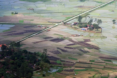 Tượng đài Thánh Gióng được đặt trên đỉnh Đá Chồng của núi Sóc, nơi tương truyền Thánh Gióng đã về trời sau khi đánh đuổi giặc xâm lăng. Từ đỉnh núi, có thể phóng tầm mắt ra xa để cảm nhận sự hùng vĩ của hình thế địa lý cũng như vẻ đẹp thiên nhiên trên vùng đất lịch sử. Khu di tích đền Sóc ẩn sau những tán cây rậm rạp. Nằm ở khu vực núi Sóc, khu di tích được xây dựng từ thời vua Lê Đại Hành làm nơi thờ đức Thánh Gióng. Một góc thơ mộng của hồ Đền Sóc, một hồ lớn nằm canh khu di tích đền Sóc. Những cánh đồng thẳng cánh cò bay của xã Phù Linh trải ra ngút ngát tầm mắt. Khung cảnh thôn quê mộc mạc được điểm xuyết bởi các thôn xóm. Một ngôi làng trù phú hiện ra với tháp chuông nhà thờ và con đường làng ẩn hiện. Học viện Phật giáo Việt Nam nằm bên con đường khang trang dẫn về Thủ đô. Khung cảnh quen thuộc của xã Nam Sơn với một quả đồi tròn như mai rùa nằm gần hồ Tân Bình. Xa xa sau rặng núi Sóc, các xóm làng nằm trải dài trên vùng đất bằng phẳng, màu