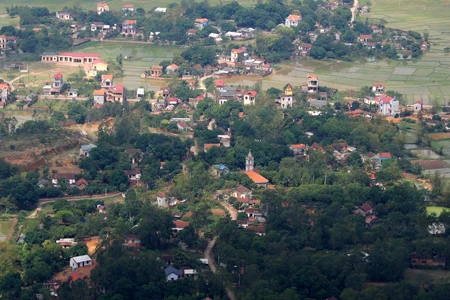 Tượng đài Thánh Gióng được đặt trên đỉnh Đá Chồng của núi Sóc, nơi tương truyền Thánh Gióng đã về trời sau khi đánh đuổi giặc xâm lăng. Từ đỉnh núi, có thể phóng tầm mắt ra xa để cảm nhận sự hùng vĩ của hình thế địa lý cũng như vẻ đẹp thiên nhiên trên vùng đất lịch sử. Khu di tích đền Sóc ẩn sau những tán cây rậm rạp. Nằm ở khu vực núi Sóc, khu di tích được xây dựng từ thời vua Lê Đại Hành làm nơi thờ đức Thánh Gióng. Một góc thơ mộng của hồ Đền Sóc, một hồ lớn nằm canh khu di tích đền Sóc. Những cánh đồng thẳng cánh cò bay của xã Phù Linh trải ra ngút ngát tầm mắt. Khung cảnh thôn quê mộc mạc được điểm xuyết bởi các thôn xóm. Một ngôi làng trù phú hiện ra với tháp chuông nhà thờ và con đường làng ẩn hiện. Học viện Phật giáo Việt Nam nằm bên con đường khang trang dẫn về Thủ đô. Khung cảnh quen thuộc của xã Nam Sơn với một quả đồi tròn như mai rùa nằm gần hồ Tân Bình. Xa xa sau rặng núi Sóc, các xóm làng nằm trải dài trên vùng đất bằng phẳng, màu