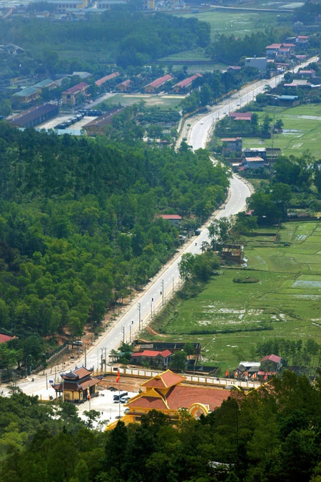 Tượng đài Thánh Gióng được đặt trên đỉnh Đá Chồng của núi Sóc, nơi tương truyền Thánh Gióng đã về trời sau khi đánh đuổi giặc xâm lăng. Từ đỉnh núi, có thể phóng tầm mắt ra xa để cảm nhận sự hùng vĩ của hình thế địa lý cũng như vẻ đẹp thiên nhiên trên vùng đất lịch sử. Khu di tích đền Sóc ẩn sau những tán cây rậm rạp. Nằm ở khu vực núi Sóc, khu di tích được xây dựng từ thời vua Lê Đại Hành làm nơi thờ đức Thánh Gióng. Một góc thơ mộng của hồ Đền Sóc, một hồ lớn nằm canh khu di tích đền Sóc. Những cánh đồng thẳng cánh cò bay của xã Phù Linh trải ra ngút ngát tầm mắt. Khung cảnh thôn quê mộc mạc được điểm xuyết bởi các thôn xóm. Một ngôi làng trù phú hiện ra với tháp chuông nhà thờ và con đường làng ẩn hiện. Học viện Phật giáo Việt Nam nằm bên con đường khang trang dẫn về Thủ đô. Khung cảnh quen thuộc của xã Nam Sơn với một quả đồi tròn như mai rùa nằm gần hồ Tân Bình. Xa xa sau rặng núi Sóc, các xóm làng nằm trải dài trên vùng đất bằng phẳng, màu