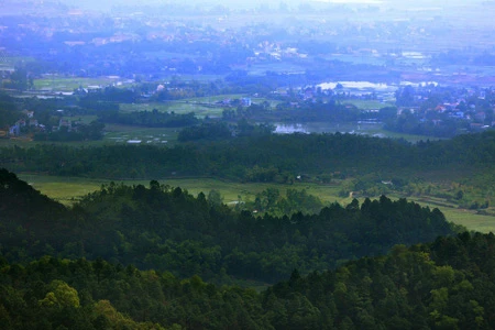 Tượng đài Thánh Gióng được đặt trên đỉnh Đá Chồng của núi Sóc, nơi tương truyền Thánh Gióng đã về trời sau khi đánh đuổi giặc xâm lăng. Từ đỉnh núi, có thể phóng tầm mắt ra xa để cảm nhận sự hùng vĩ của hình thế địa lý cũng như vẻ đẹp thiên nhiên trên vùng đất lịch sử. Khu di tích đền Sóc ẩn sau những tán cây rậm rạp. Nằm ở khu vực núi Sóc, khu di tích được xây dựng từ thời vua Lê Đại Hành làm nơi thờ đức Thánh Gióng. Một góc thơ mộng của hồ Đền Sóc, một hồ lớn nằm canh khu di tích đền Sóc. Những cánh đồng thẳng cánh cò bay của xã Phù Linh trải ra ngút ngát tầm mắt. Khung cảnh thôn quê mộc mạc được điểm xuyết bởi các thôn xóm. Một ngôi làng trù phú hiện ra với tháp chuông nhà thờ và con đường làng ẩn hiện. Học viện Phật giáo Việt Nam nằm bên con đường khang trang dẫn về Thủ đô. Khung cảnh quen thuộc của xã Nam Sơn với một quả đồi tròn như mai rùa nằm gần hồ Tân Bình. Xa xa sau rặng núi Sóc, các xóm làng nằm trải dài trên vùng đất bằng phẳng, màu