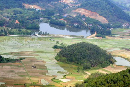 Tượng đài Thánh Gióng được đặt trên đỉnh Đá Chồng của núi Sóc, nơi tương truyền Thánh Gióng đã về trời sau khi đánh đuổi giặc xâm lăng. Từ đỉnh núi, có thể phóng tầm mắt ra xa để cảm nhận sự hùng vĩ của hình thế địa lý cũng như vẻ đẹp thiên nhiên trên vùng đất lịch sử. Khu di tích đền Sóc ẩn sau những tán cây rậm rạp. Nằm ở khu vực núi Sóc, khu di tích được xây dựng từ thời vua Lê Đại Hành làm nơi thờ đức Thánh Gióng. Một góc thơ mộng của hồ Đền Sóc, một hồ lớn nằm canh khu di tích đền Sóc. Những cánh đồng thẳng cánh cò bay của xã Phù Linh trải ra ngút ngát tầm mắt. Khung cảnh thôn quê mộc mạc được điểm xuyết bởi các thôn xóm. Một ngôi làng trù phú hiện ra với tháp chuông nhà thờ và con đường làng ẩn hiện. Học viện Phật giáo Việt Nam nằm bên con đường khang trang dẫn về Thủ đô. Khung cảnh quen thuộc của xã Nam Sơn với một quả đồi tròn như mai rùa nằm gần hồ Tân Bình. Xa xa sau rặng núi Sóc, các xóm làng nằm trải dài trên vùng đất bằng phẳng, màu Tượng đài Thánh Gióng được đặt trên đỉnh Đá Chồng của núi Sóc, nơi tương truyền Thánh Gióng đã về trời sau khi đánh đuổi giặc xâm lăng. Từ đỉnh núi, có thể phóng tầm mắt ra xa để cảm nhận sự hùng vĩ của hình thế địa lý cũng như vẻ đẹp thiên nhiên trên vùng đất lịch sử. Khu di tích đền Sóc ẩn sau những tán cây rậm rạp. Nằm ở khu vực núi Sóc, khu di tích được xây dựng từ thời vua Lê Đại Hành làm nơi thờ đức Thánh Gióng. Một góc thơ mộng của hồ Đền Sóc, một hồ lớn nằm canh khu di tích đền Sóc. Những cánh đồng thẳng cánh cò bay của xã Phù Linh trải ra ngút ngát tầm mắt. Khung cảnh thôn quê mộc mạc được điểm xuyết bởi các thôn xóm. Một ngôi làng trù phú hiện ra với tháp chuông nhà thờ và con đường làng ẩn hiện. Học viện Phật giáo Việt Nam nằm bên con đường khang trang dẫn về Thủ đô. Khung cảnh quen thuộc của xã Nam Sơn với một quả đồi tròn như mai rùa nằm gần hồ Tân Bình. Xa xa sau rặng núi Sóc, các xóm làng nằm trải dài trên vùng đất bằng phẳng, màu