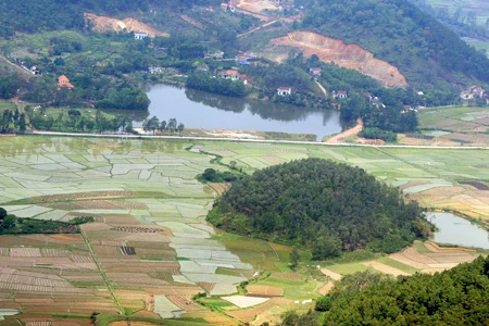 Tượng đài Thánh Gióng được đặt trên đỉnh Đá Chồng của núi Sóc, nơi tương truyền Thánh Gióng đã về trời sau khi đánh đuổi giặc xâm lăng. Từ đỉnh núi, có thể phóng tầm mắt ra xa để cảm nhận sự hùng vĩ của hình thế địa lý cũng như vẻ đẹp thiên nhiên trên vùng đất lịch sử. Khu di tích đền Sóc ẩn sau những tán cây rậm rạp. Nằm ở khu vực núi Sóc, khu di tích được xây dựng từ thời vua Lê Đại Hành làm nơi thờ đức Thánh Gióng. Một góc thơ mộng của hồ Đền Sóc, một hồ lớn nằm canh khu di tích đền Sóc. Những cánh đồng thẳng cánh cò bay của xã Phù Linh trải ra ngút ngát tầm mắt. Khung cảnh thôn quê mộc mạc được điểm xuyết bởi các thôn xóm. Một ngôi làng trù phú hiện ra với tháp chuông nhà thờ và con đường làng ẩn hiện. Học viện Phật giáo Việt Nam nằm bên con đường khang trang dẫn về Thủ đô. Khung cảnh quen thuộc của xã Nam Sơn với một quả đồi tròn như mai rùa nằm gần hồ Tân Bình. Xa xa sau rặng núi Sóc, các xóm làng nằm trải dài trên vùng đất bằng phẳng, màu