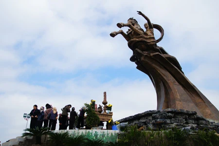 Tượng đài Thánh Gióng được đặt trên đỉnh Đá Chồng của núi Sóc, nơi tương truyền Thánh Gióng đã về trời sau khi đánh đuổi giặc xâm lăng. Từ đỉnh núi, có thể phóng tầm mắt ra xa để cảm nhận sự hùng vĩ của hình thế địa lý cũng như vẻ đẹp thiên nhiên trên vùng đất lịch sử. Khu di tích đền Sóc ẩn sau những tán cây rậm rạp. Nằm ở khu vực núi Sóc, khu di tích được xây dựng từ thời vua Lê Đại Hành làm nơi thờ đức Thánh Gióng. Một góc thơ mộng của hồ Đền Sóc, một hồ lớn nằm canh khu di tích đền Sóc. Những cánh đồng thẳng cánh cò bay của xã Phù Linh trải ra ngút ngát tầm mắt. Khung cảnh thôn quê mộc mạc được điểm xuyết bởi các thôn xóm. Một ngôi làng trù phú hiện ra với tháp chuông nhà thờ và con đường làng ẩn hiện. Học viện Phật giáo Việt Nam nằm bên con đường khang trang dẫn về Thủ đô. Khung cảnh quen thuộc của xã Nam Sơn với một quả đồi tròn như mai rùa nằm gần hồ Tân Bình. Xa xa sau rặng núi Sóc, các xóm làng nằm trải dài trên vùng đất bằng phẳng, màu