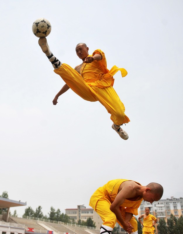 Cú song phi sút bóng-Ảnh: Getty. Cú song phi sút bóng-Ảnh: Getty.