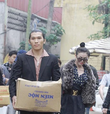 Các nghệ sĩ mang tới cho trẻ em ở đây một số đồ dùng và thực phẩm, như miến, dầu ăn...