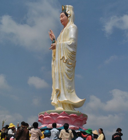 Bạc Liêu đưa du lịch tâm linh vào quy hoạch phát triển du lịch ảnh 1 Khu Quán Âm Phật đài ngay ngày bình thường vẫn thu hút khá đông du khách đến viếng. Ảnh: N.H