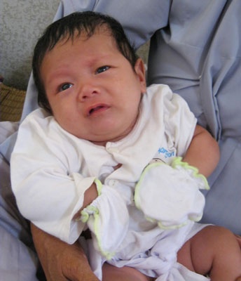 Bé trai được các sư đặt pháp danh Huệ An thường khóc nhiều.