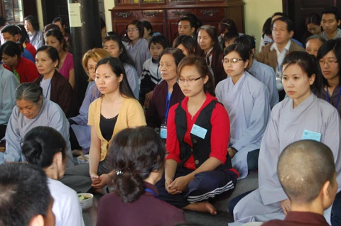 Lắng nghe thầy giảng Phật pháp