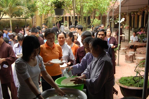 Các bạn trẻ tự rửa bát của mình