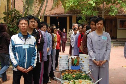 Xếp hàng ngay ngắn chờ tới lượt lấy thức ăn