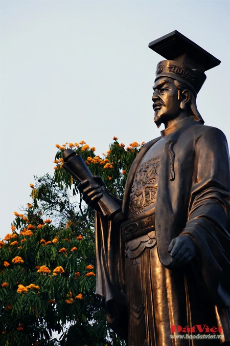 Vào những ngày này, khu vực vườn hoa Chí Linh, nơi đặt tượng đài vua Lý Thái Tổ rực rỡ sắc hoa Vô ưu. Có xuất xứ từ Ấn Độ, loài hoa này gắn với tích Đức Phật Thích Ca được sinh ra tại vườn Lâm Tỳ Ni. Hoa nở vào mùa xuân với những chùm lớn màu vàng tươi, hương thơm dịu dàng thu hút nhiều loài ong bướm. Tên hoa có nghĩa là không ưu tư phiền muộn, thể hiện tinh thần giải thoát của đạo Phật. Do sắc màu đặc trưng mà người Việt Nam còn gọi loài hoa này là hoa Vàng anh. Trong văn hóa Ấn Độ, cây Vô ưu được coi là loày cây mang đến điềm lành. Theo truyền thuyết, cây Vô ưu cảm nhận được tình cảm của con người nên được phụ nữ chăm sóc thì trổ hoa rất nhiều. Mang trong mình nhiều ý nghĩa, hoa Vô ưu được coi là một trong những Thánh hoa của đạo Phật. Hoa góp phần tạo nên một nét quyến rũ của Hà Nội vào cuối mùa xuân. Tuy vậy, rất ít người ở Hà Nội biết tên và sự tích đằng sau loài hoa này.