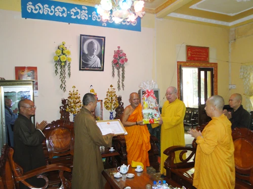 Tặng quà HT Dương Nhơn.jpg