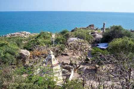 Một góc chùa Hang.