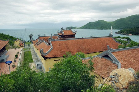 Quần thể kiến trúc Trúc Lâm Tịnh viện nằm hướng ra biển. Quần thể kiến trúc Trúc Lâm Tịnh viện nằm hướng ra biển.