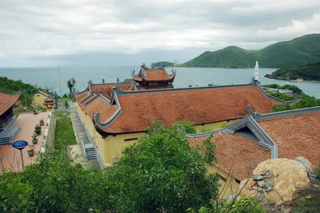 Quần thể kiến trúc Trúc Lâm Tịnh viện nằm hướng ra biển.