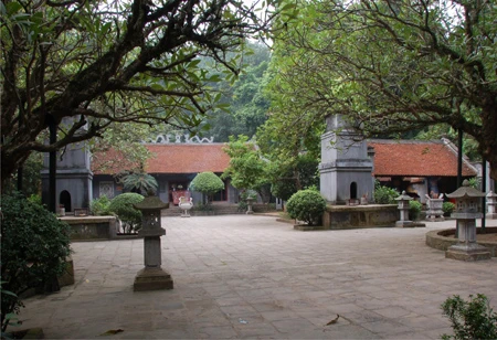 Chùa Thiên Quang bên trái, đền Hạ bên phải.