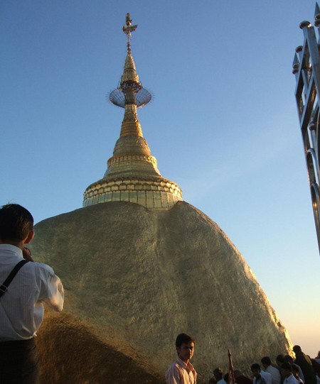 Chùa Vàng trên đỉnh Kyaiktyio ảnh 1 Hoàng hôn ở chùa Đá Vàng trên đỉnh Kyaiktyio. Ảnh: Lương Văn Khoa