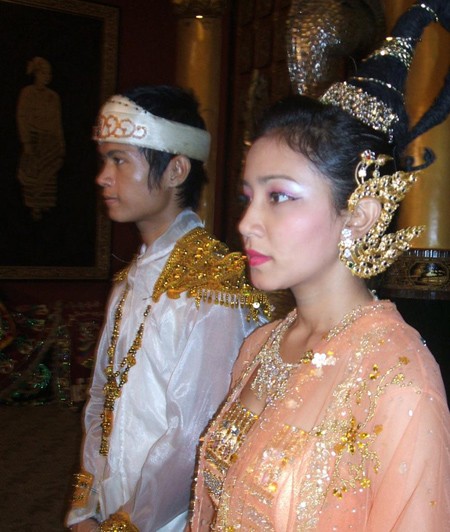 Chùa Vàng trên đỉnh Kyaiktyio ảnh 2 Thiếu nữ Myanmar. Ảnh: T.L.T