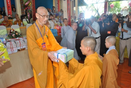 Đồng Nai: Bế mạc Đại giới đàn Nguyên Thiều - Siêu Bạch 2011 ảnh 12 Đồng Nai: Bế mạc Đại giới đàn Nguyên Thiều - Siêu Bạch 2011 ảnh 12