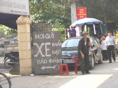 Lễ hội chùa Thầy: Chặn xe thu tiền mãi lộ - Ai dung túng?! ảnh 1