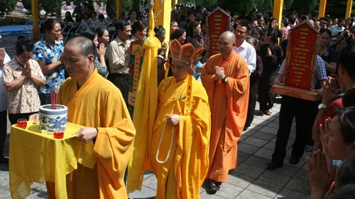 Lễ rước vong về Nghĩa trang Độc Lập - Ảnh: V.K.