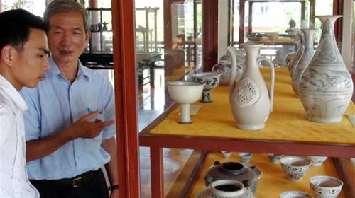 Nhà nghiên cứu Trần Đình Sơn (phải) giới thiệu hiện vật phục vụ ẩm thực cho các bạn trẻ Huế trong ngày 3-5 - Ảnh: TH.LỘC