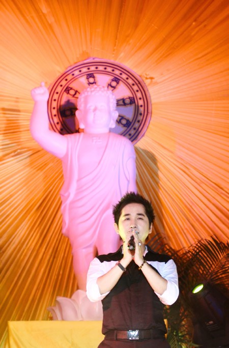 Bằng Cường nhận được rất nhiều sự động viên khích lệ tinh thần cho liveshow đặc biệt lần này. Mô tả ảnh.