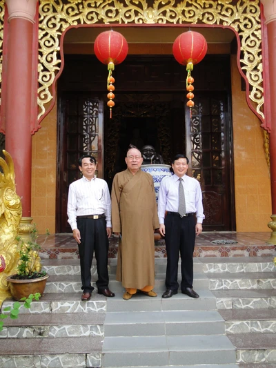 HT Thích Thiện Sanh ghi hình lưu niệm với ông Bùi Hữu Dược.jpg