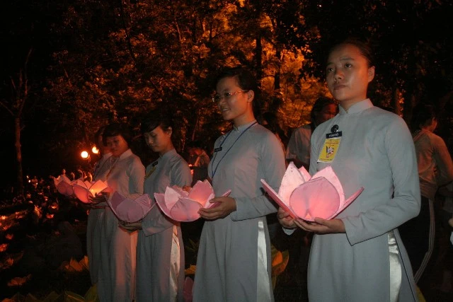 Chùm ảnh: Lễ Thắp sáng 7 hoa sen trên sông Hương ảnh 38