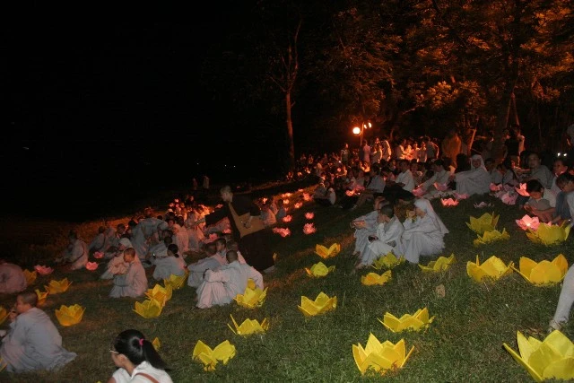 Chùm ảnh: Lễ Thắp sáng 7 hoa sen trên sông Hương ảnh 39