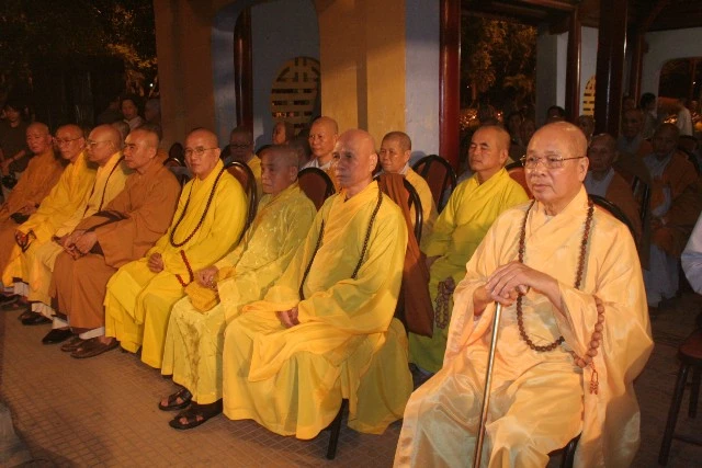 Chùm ảnh: Lễ Thắp sáng 7 hoa sen trên sông Hương ảnh 2