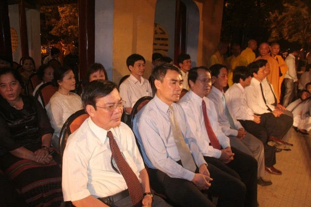 Chùm ảnh: Lễ Thắp sáng 7 hoa sen trên sông Hương ảnh 5