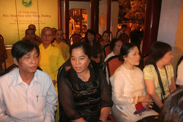 Chùm ảnh: Lễ Thắp sáng 7 hoa sen trên sông Hương ảnh 6