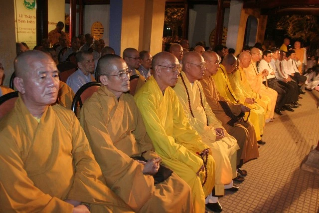 Chùm ảnh: Lễ Thắp sáng 7 hoa sen trên sông Hương ảnh 3