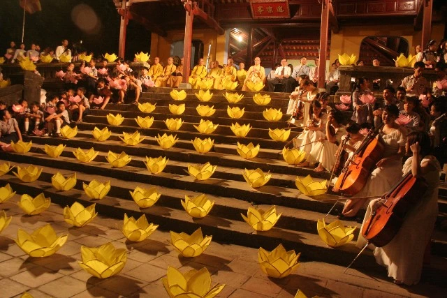 Chùm ảnh: Lễ Thắp sáng 7 hoa sen trên sông Hương ảnh 8