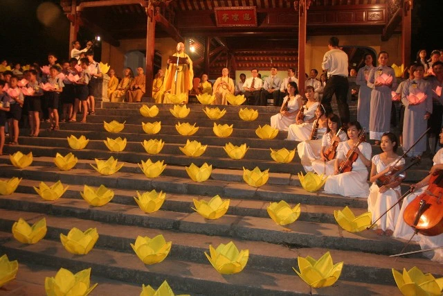 Chùm ảnh: Lễ Thắp sáng 7 hoa sen trên sông Hương ảnh 9