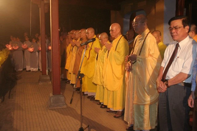 Chùm ảnh: Lễ Thắp sáng 7 hoa sen trên sông Hương ảnh 14