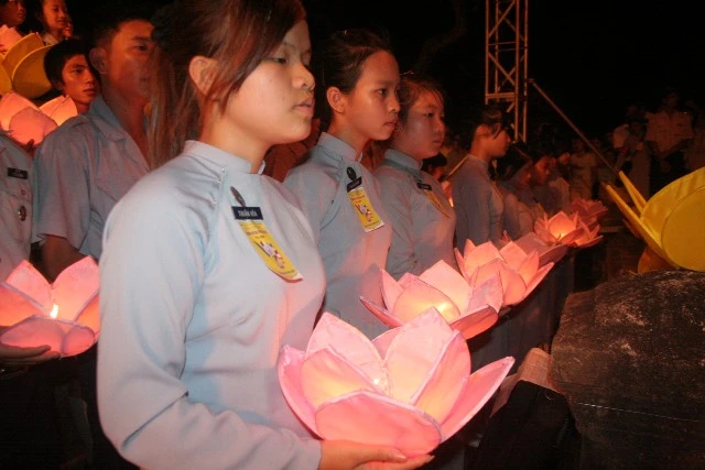 Chùm ảnh: Lễ Thắp sáng 7 hoa sen trên sông Hương ảnh 17