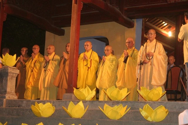 Chùm ảnh: Lễ Thắp sáng 7 hoa sen trên sông Hương ảnh 7