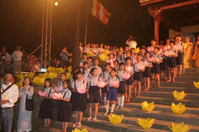 Chùm ảnh: Lễ Thắp sáng 7 hoa sen trên sông Hương ảnh 19