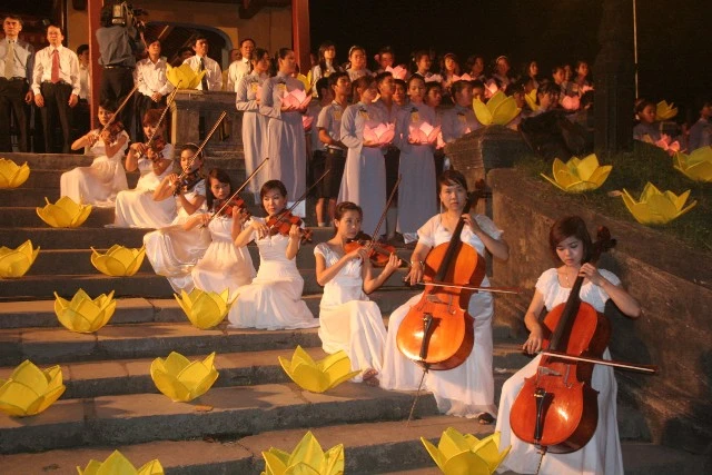 Chùm ảnh: Lễ Thắp sáng 7 hoa sen trên sông Hương ảnh 21