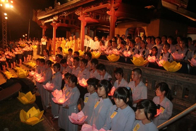 Chùm ảnh: Lễ Thắp sáng 7 hoa sen trên sông Hương ảnh 22