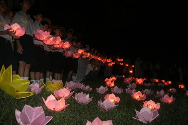 Chùm ảnh: Lễ Thắp sáng 7 hoa sen trên sông Hương ảnh 23