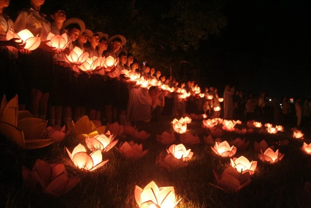 Chùm ảnh: Lễ Thắp sáng 7 hoa sen trên sông Hương ảnh 24